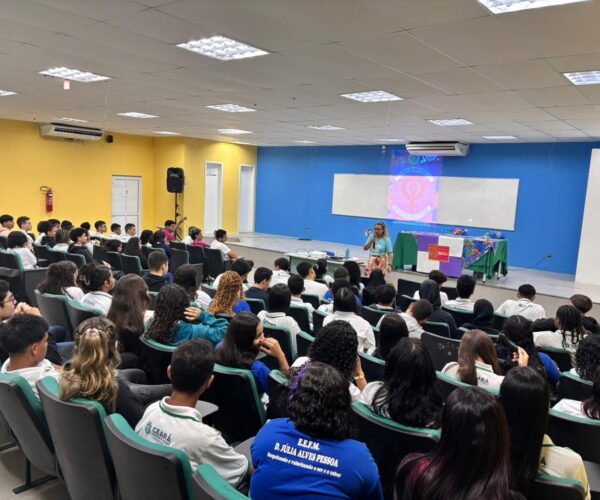 Encruza nas Escolas: Comitê da Alece dialoga com estudantes de ensino médio sobre violência de gênero